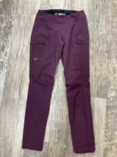 Load image into Gallery viewer, Arc’teryx pants size 2-26/s-xs
