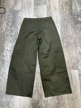 Load image into Gallery viewer, Aritzia Khakis Size Medium (6)
