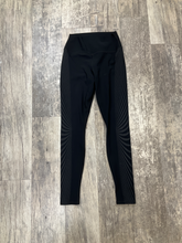 Load image into Gallery viewer, Alo Athletic Pants Size Medium
