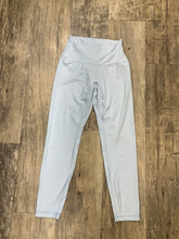 Load image into Gallery viewer, Aritzia Athletic Pants Size Small
