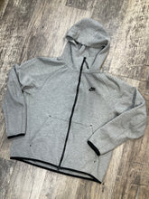 Load image into Gallery viewer, Nike Sweater size Medium
