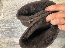 Load image into Gallery viewer, Uggs Boots Womens 7
