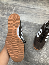 Load image into Gallery viewer, Adidas Womens Athletic Shoes Womens 9
