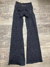 Load image into Gallery viewer, Athletic Pants Size Medium
