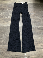 Load image into Gallery viewer, Athletic Pants Size Medium
