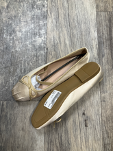 Load image into Gallery viewer, Casual Shoes Womens 8
