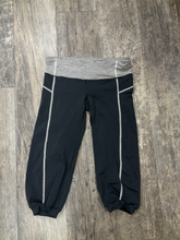 Load image into Gallery viewer, Lululemon Capris Size Small
