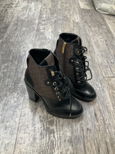 Load image into Gallery viewer, Michael Kors Boots Womens 7
