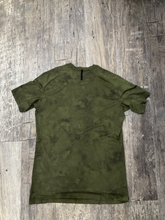 Load image into Gallery viewer, Lululemon Athletic Top Size Medium
