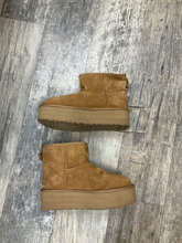 Load image into Gallery viewer, Uggs Boots Womens 10
