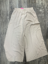Load image into Gallery viewer, Babaton Khakis Size Medium
