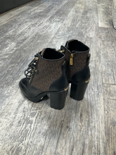 Load image into Gallery viewer, Michael Kors Boots Womens 7
