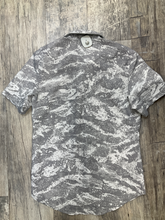Load image into Gallery viewer, Lululemon T-shirt Size Medium
