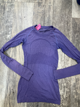 Load image into Gallery viewer, Lululemon Athletic Top Size Small
