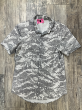 Load image into Gallery viewer, Lululemon T-shirt Size Medium
