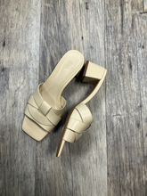 Load image into Gallery viewer, Casual Shoes Womens 5.5
