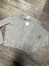 Load image into Gallery viewer, American Eagle Sweater Size Extra Large
