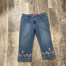 Load image into Gallery viewer, Capris Size 13/14 (32)

