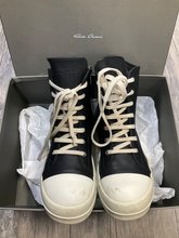 Load image into Gallery viewer, Casual Shoes Mens 9

