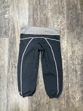 Load image into Gallery viewer, Lululemon Capris Size Small
