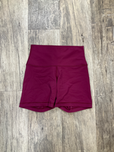 Load image into Gallery viewer, Tna Shorts Size Medium
