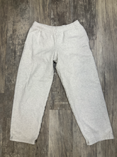 Load image into Gallery viewer, Aritzia Khakis Size Medium
