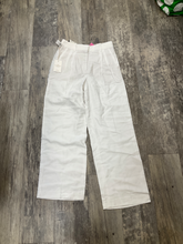 Load image into Gallery viewer, Aritzia Khakis Size Medium
