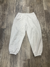 Load image into Gallery viewer, Aritzia Khakis Size Large
