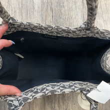Load image into Gallery viewer, Purse as is

