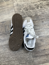 Load image into Gallery viewer, Adidas Casual Shoes Womens 5
