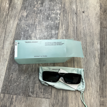 Load image into Gallery viewer, Off White Sunnis
