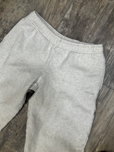 Load image into Gallery viewer, Aritzia Khakis Size Medium
