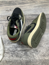 Load image into Gallery viewer, Nike Womens Athletic Shoes Womens 8.5
