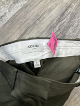 Load image into Gallery viewer, Aritzia Khakis Size Medium (6)
