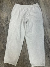 Load image into Gallery viewer, Aritzia Khakis Size Medium
