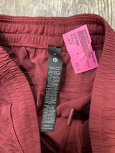 Load image into Gallery viewer, Lululemon Shorts Size Medium
