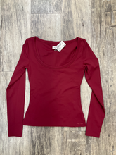 Load image into Gallery viewer, Aritzia Long Sleeve Top Size Small
