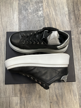 Load image into Gallery viewer, Casual Shoes Womens 8
