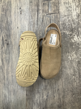 Load image into Gallery viewer, Uggs Casual Shoes Womens 6
