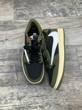 Load image into Gallery viewer, Nike Womens Athletic Shoes Womens 8.5

