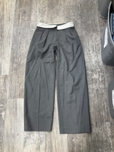 Load image into Gallery viewer, Babaton Khakis Size Medium
