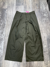 Load image into Gallery viewer, Aritzia Khakis Size Medium (6)
