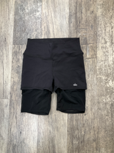 Load image into Gallery viewer, Alo Athletic Shorts Size Medium
