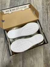 Load image into Gallery viewer, Converse Sandals Womens 7.5
