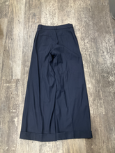 Load image into Gallery viewer, Babaton Khakis Size Medium
