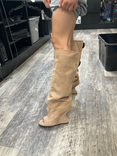 Load image into Gallery viewer, Boots Womens 10
