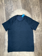 Load image into Gallery viewer, Lulu Lemon T-shirt Size Medium
